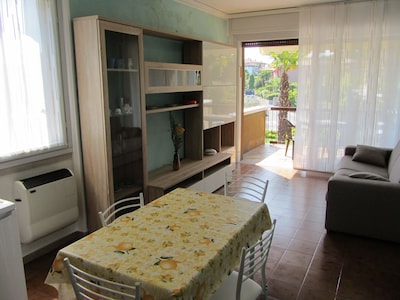 Studio apartment with pool, terrace, air conditioning. Near the lake and the spa
