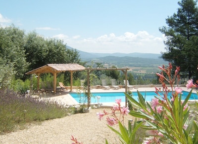 Villa bellamente situada con vistas impresionantes, jardín florido