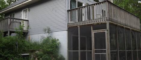 2 level plus loft area.
2 br 1 ba up, 2 br 1 ba down
screen porch and deck 