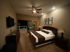 Master Bedroom (Ocean View)