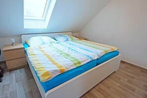 Schlafzimmer mit Doppelbett