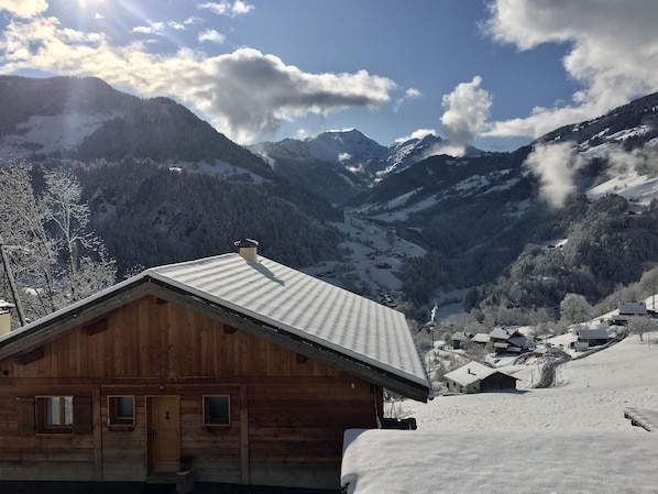 Le chalet exposé plein Sud avec sa vue sur les montagnes et les alpages