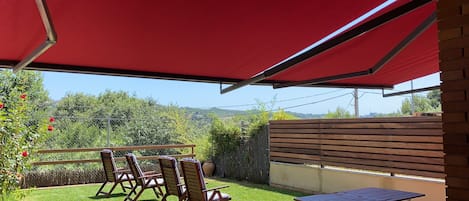 Terraza con jardín, barbacoa y piscina para niños