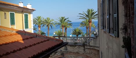 vista dalla finestra verso mare
 -view 
from the window