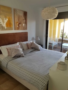 Superb apartment in residence in Duquesa Village