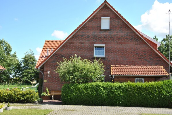 Blick vom Parkplatz auf das Reihenhaus