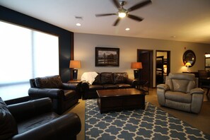 Ground floor living room w/queen sofa sleeper