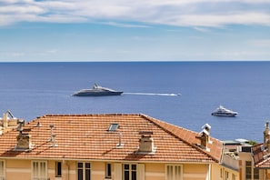 Seaview and views over Monte Carlos rooftops! 5 minutes walk to Casino Square!