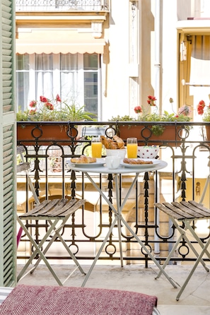 Balcony to enjoy a coffee and croissant in the morning! 5 mins walk to Casino!