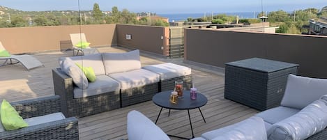 Grade terrasse sur le toit avec aperçu sur la mer