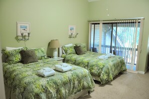 Master bedroom, 2 queen beds, balcony