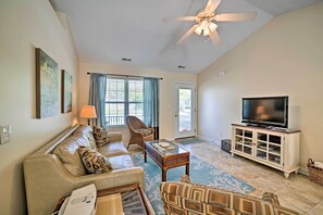 Living Room | Cable TV | Free WiFi