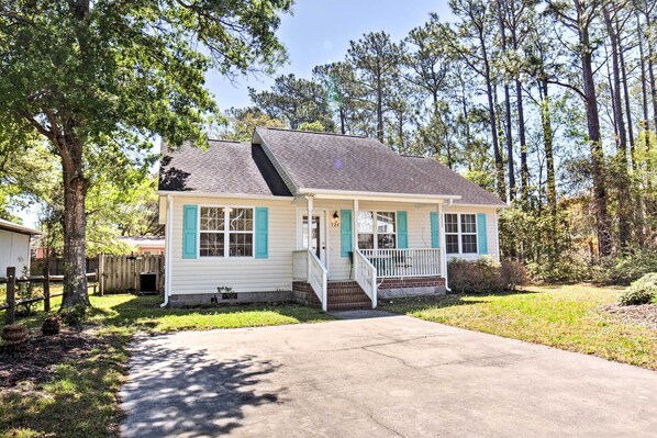 Oak Island Vacation Rental | 3BR | 2BA | 1,100 Sq Ft | Steps to Enter