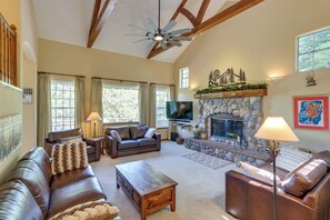 Living Room | Free WiFi | Central Heating | Fireplace