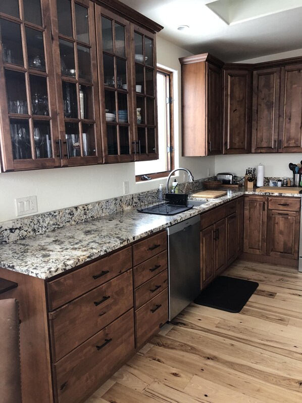 New, fully equipped kitchen