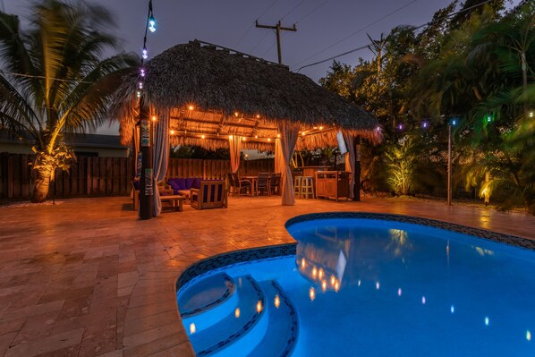 Heated Saltwater Pool & Huge Tiki Hut