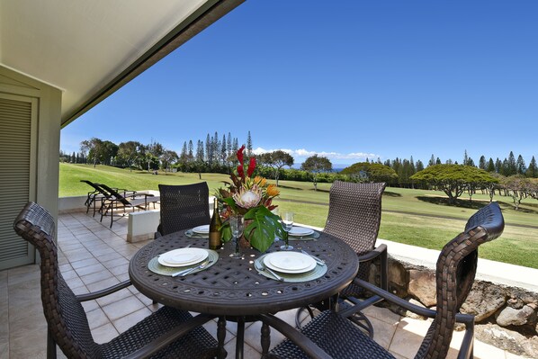 Beautiful views while you enjoy your meal on your lanai. 