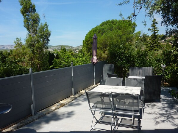 terrasse vue sur vignobles calme