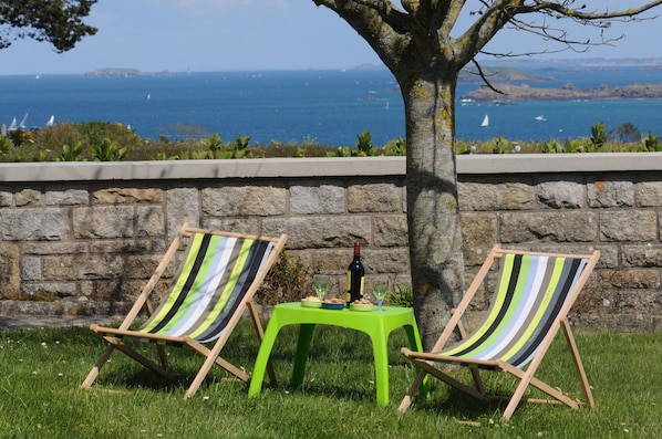Relax in the garden with a nice SEA VIEW