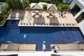 B Deluxe Studio pool & kitchen 