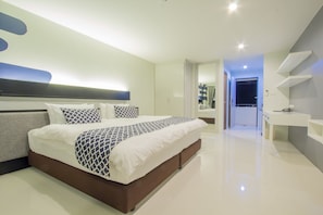 B Deluxe Studio pool & kitchen 