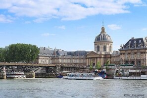 L'Académie française and le Pont des arts within 3 minutes walk