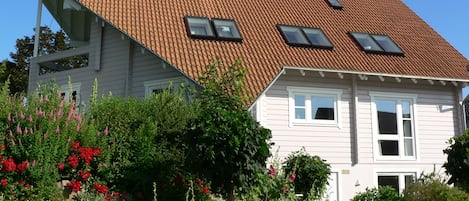 Die Ferienwohnung befindet sich im Erdgeschoss mit Stellplatz vor der Haustür.