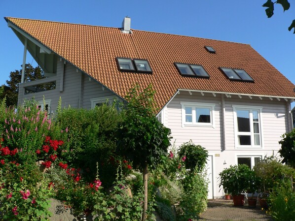 Die Ferienwohnung befindet sich im Erdgeschoss mit Stellplatz vor der Haustür.