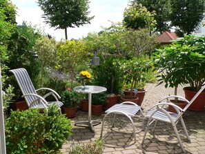 Wunderschön eingewachsene, sonnige, geschützte Terrasse direkt vor der Wohnung.