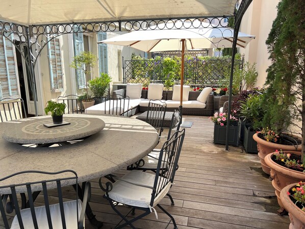 Large terrace with quality garden sofas, pergola and dining table with 10 chairs