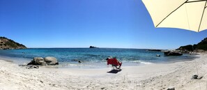 Spiaggia Privata,vista centrale. Isolotto di Capo Boi.