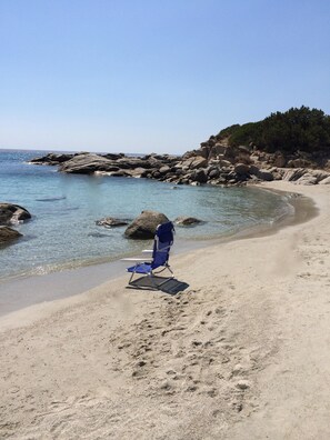 Frazione di spiaggia. Rocce sulla destra, con apposito camminamento pedonale.