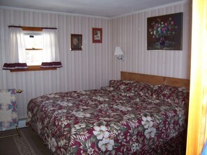 Bedroom 1 - Queen-size bed
