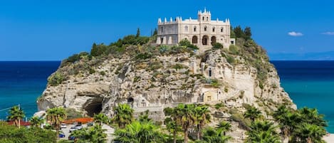 Tropea - piccolo monastero presente nella marina di Tropea c.d. "l'isolotto"