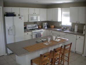 Kitchen & breakfast island