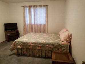 Bedroom 3, queen