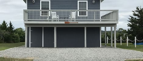 Deck overlooks salt pond. Private access to enjoy clamming kayak paddle board 