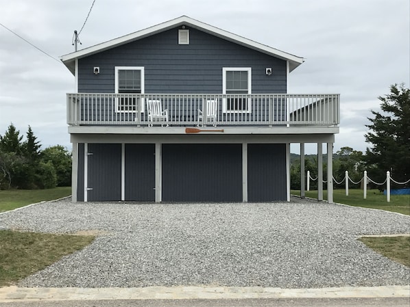 Deck overlooks salt pond. Private access to enjoy clamming kayak paddle board 