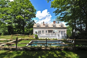 Country Cottage - Heated Pool 