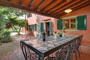 Outdoor dining
