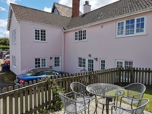 Exmoor Holidays (4 bed) with car parking. Quiet convenient location in Porlock