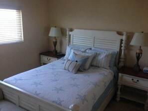 2nd BR, queen bed