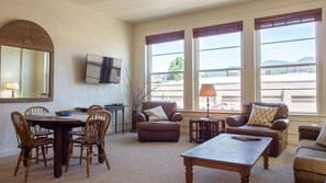 Living room /dining area