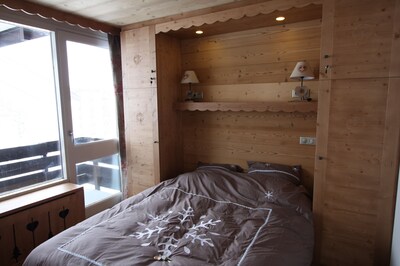 4 * apt at the foot of the slopes (2150m), 2 balconies, 2 TVs, bedroom and bathroom speakers