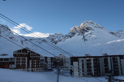 4 * apt at the foot of the slopes (2150m), 2 balconies, 2 TVs, bedroom and bathroom speakers
