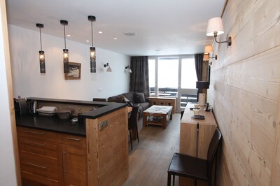 4 * apt at the foot of the slopes (2150m), 2 balconies, 2 TVs, bedroom and bathroom speakers