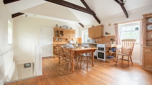 Kitchen & dining area