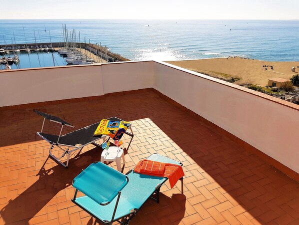 gemeinschaftliche Dachterrasse mit 2 Sonnenliegen für unsere Gäste