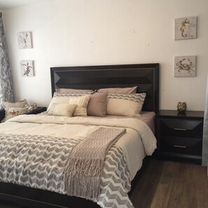 Cozy Mini-Studio King Size Bed