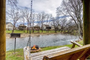 Smoky Mountain Cabin "River Falls" - Swing overlooking the Little Pigeon River